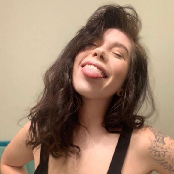 Meet your Posher, Kayleigh - Picture 2 of 2